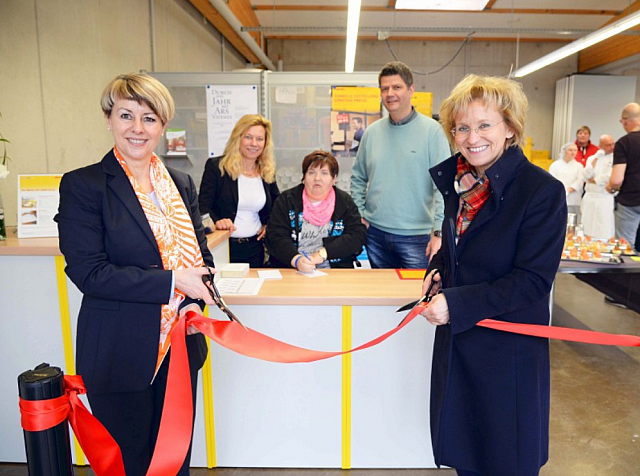 2017-03-09 15 43 09-Inklusions-Paketshop eröffnet in Großenbaum Duisburg WAZ.de