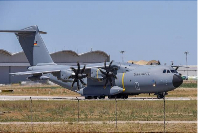 2017-07-17 06 51 40-Primer A400M de serie con los pods de reabastecimiento en vuelo instalados-notic