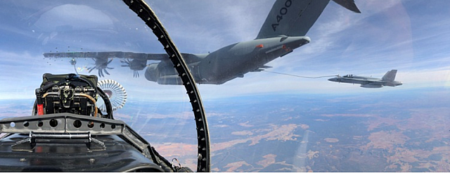 2017-12-27 14 28 21-El transporte aéreo militar A400M reposta seis cazas F-18 en un solo vuelo – Máq