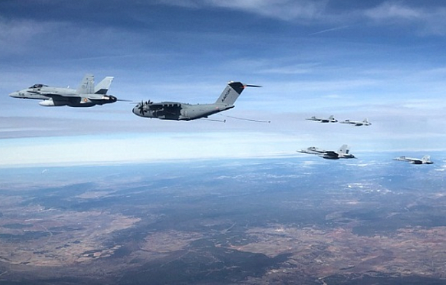 2017-12-27 14 28 37-El transporte aéreo militar A400M reposta seis cazas F-18 en un solo vuelo – Máq