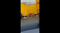 2016-12-15 16 46 53-DHL soll in Leopoldshafen Pakete aus dem Wagen geworfen haben MOPO.de