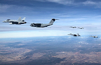 2017-12-27 14 28 37-El transporte aéreo militar A400M reposta seis cazas F-18 en un solo vuelo – Máq